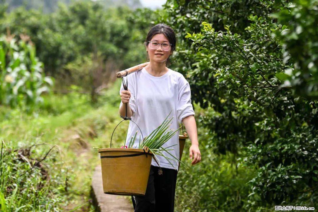全网追的“扁担女孩”,找了一份暑假工,时薪12元 - 铜仁生活资讯 - 铜仁28生活网 tr.28life.com