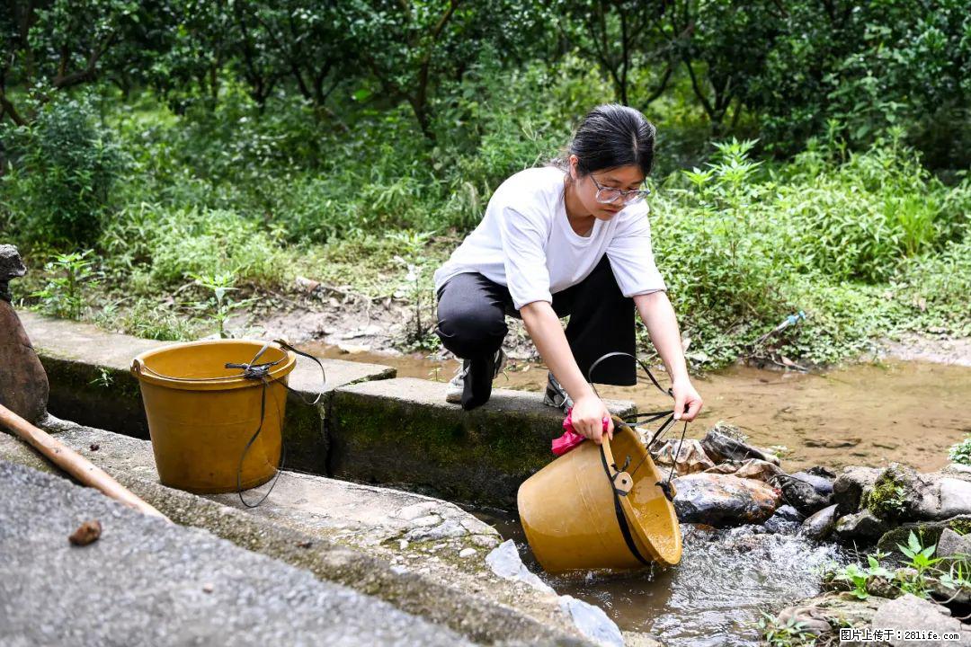 全网追的“扁担女孩”,找了一份暑假工,时薪12元 - 铜仁生活资讯 - 铜仁28生活网 tr.28life.com