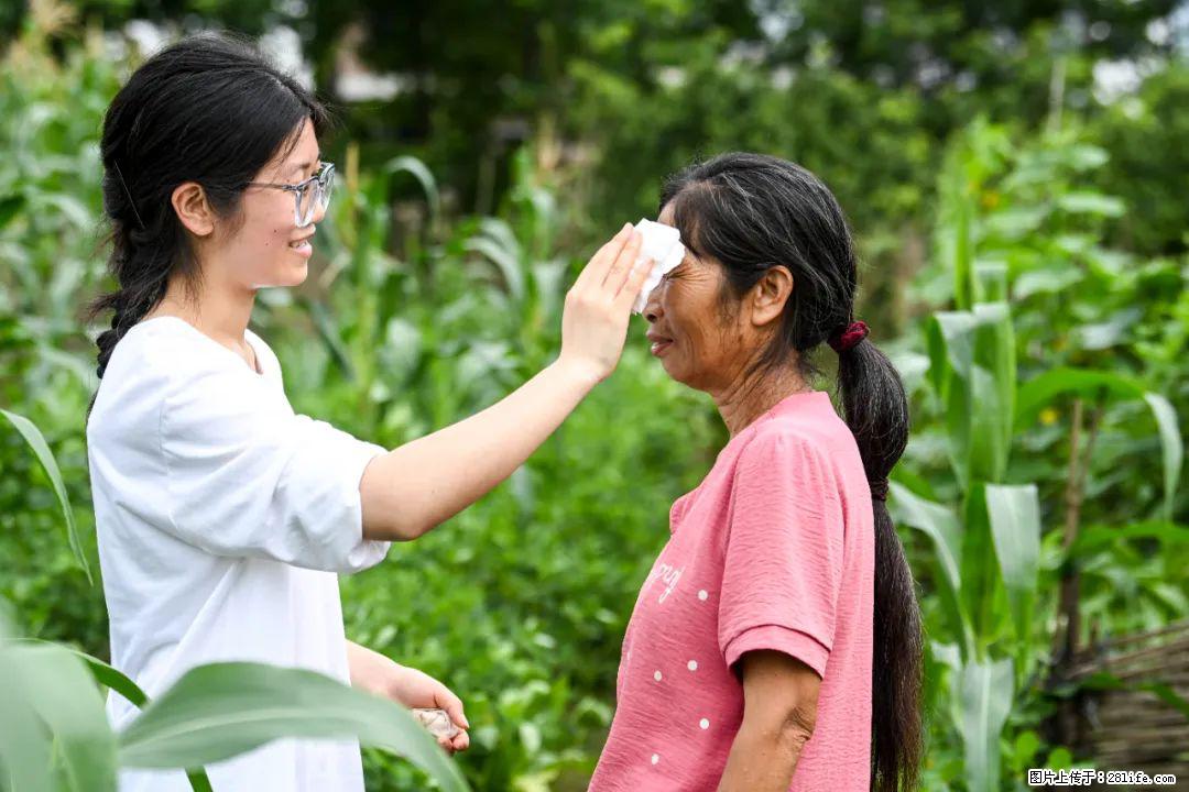 全网追的“扁担女孩”,找了一份暑假工,时薪12元 - 铜仁生活资讯 - 铜仁28生活网 tr.28life.com