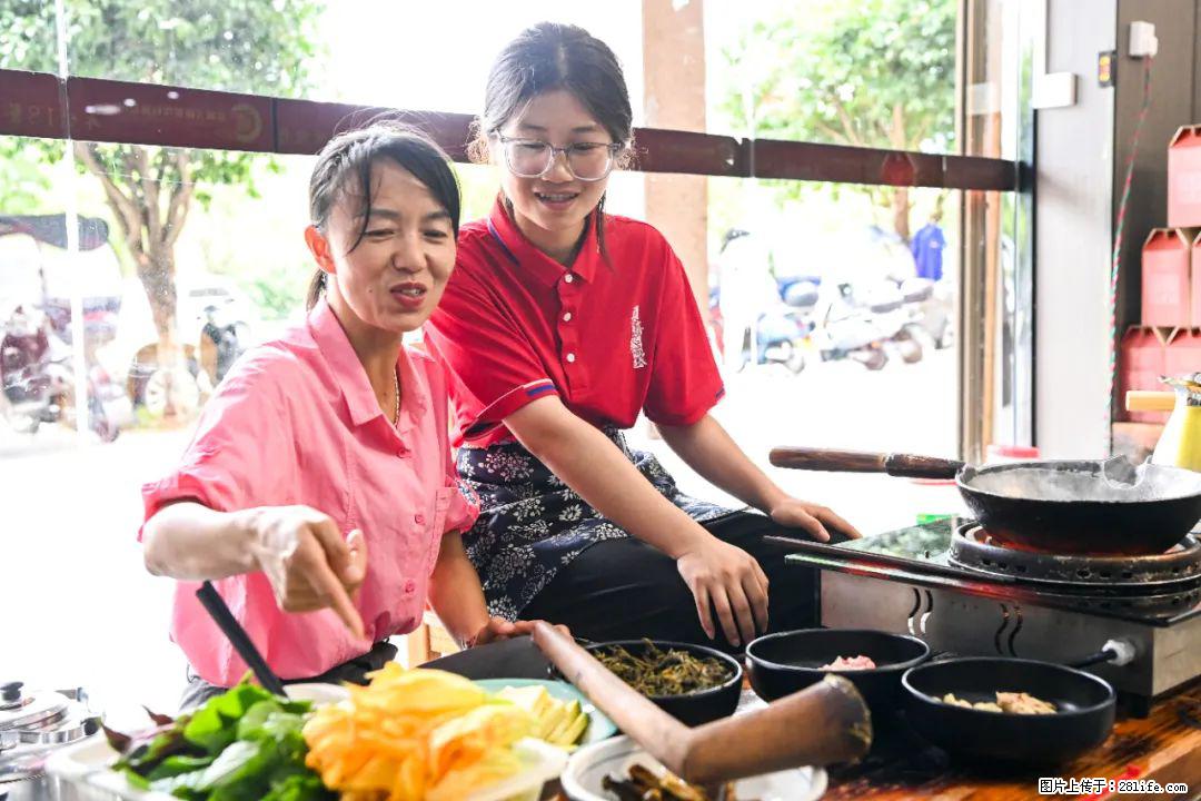 全网追的“扁担女孩”,找了一份暑假工,时薪12元 - 铜仁生活资讯 - 铜仁28生活网 tr.28life.com