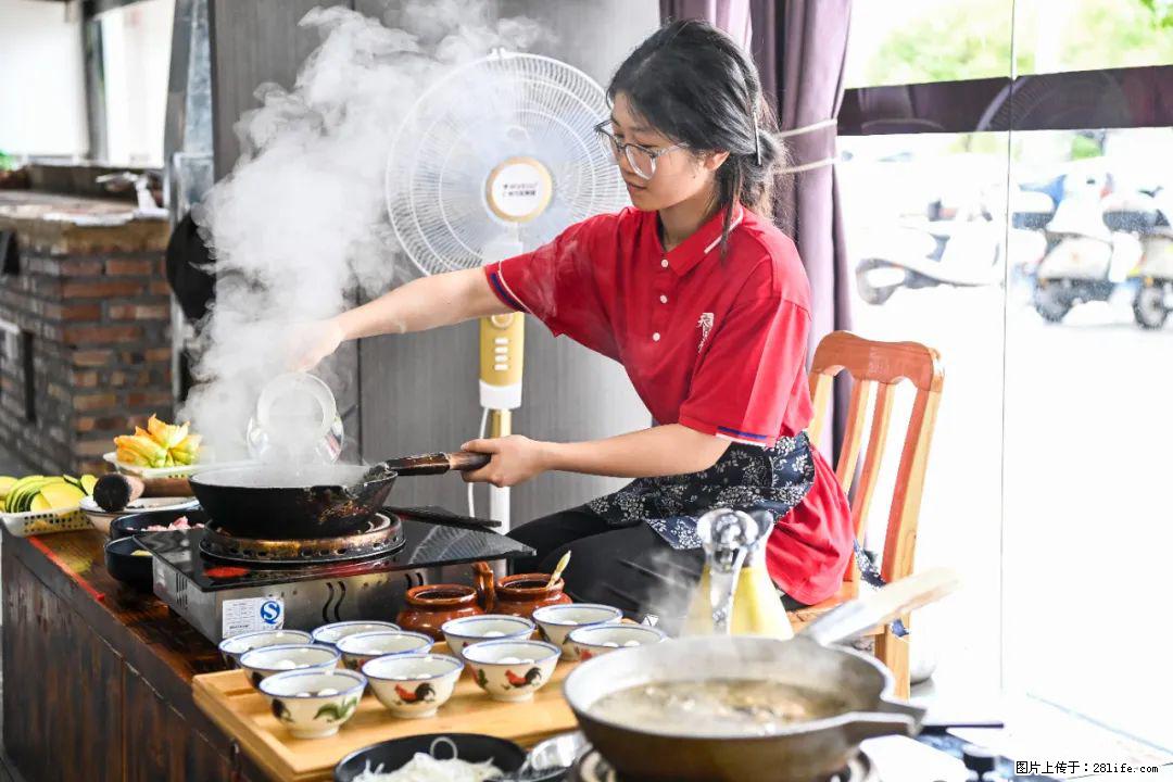 全网追的“扁担女孩”,找了一份暑假工,时薪12元 - 铜仁生活资讯 - 铜仁28生活网 tr.28life.com